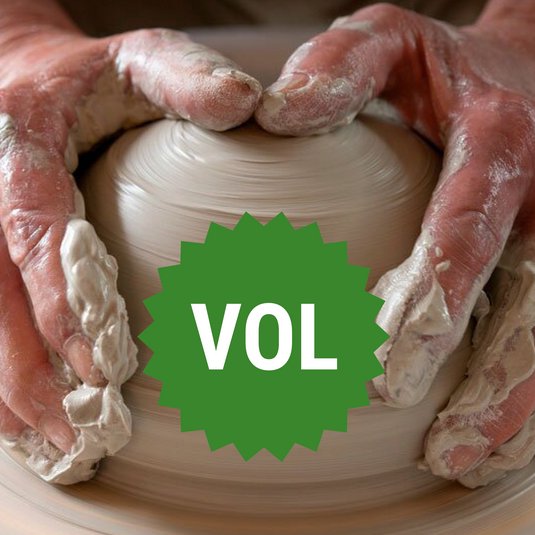 Twee handen om klei en tekst vol